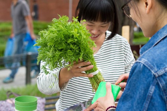 생산자와 소비자가 한 데 만나 대화할 수 있는 플랫폼이라는 것이 마르쉐의 최대 강점이다. [사진 농부시장 마르쉐]