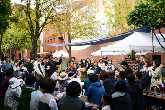 마르쉐가 파한 후 후 판매자들이 모여 리뷰 모임을 하고 있다. [사진 농부시장 마르쉐]