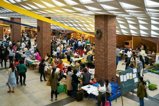 명동성당 지하에서 열린 '마르쉐@명동.' 정기적으로 열리는 지역의 시장 외에 단발적으로 열리기도 한다. [사진 농부시장 마르쉐]