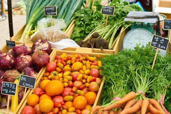 마르쉐에서는 다양한 제철 농산물을 직접 만져보고 농부와 이야기를 나누는 등 일상을 풍요롭게 하는 경험을 할 수 있다. [사진 농부시장 마르쉐]