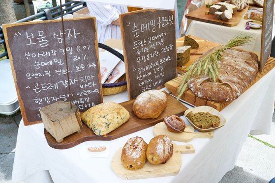 마르쉐에 참여한 요리사들이 다양한 품종의 밀을 활용해 다양한 맛의 빵을 만들어냈다. [사진 농부시장 마르쉐]
