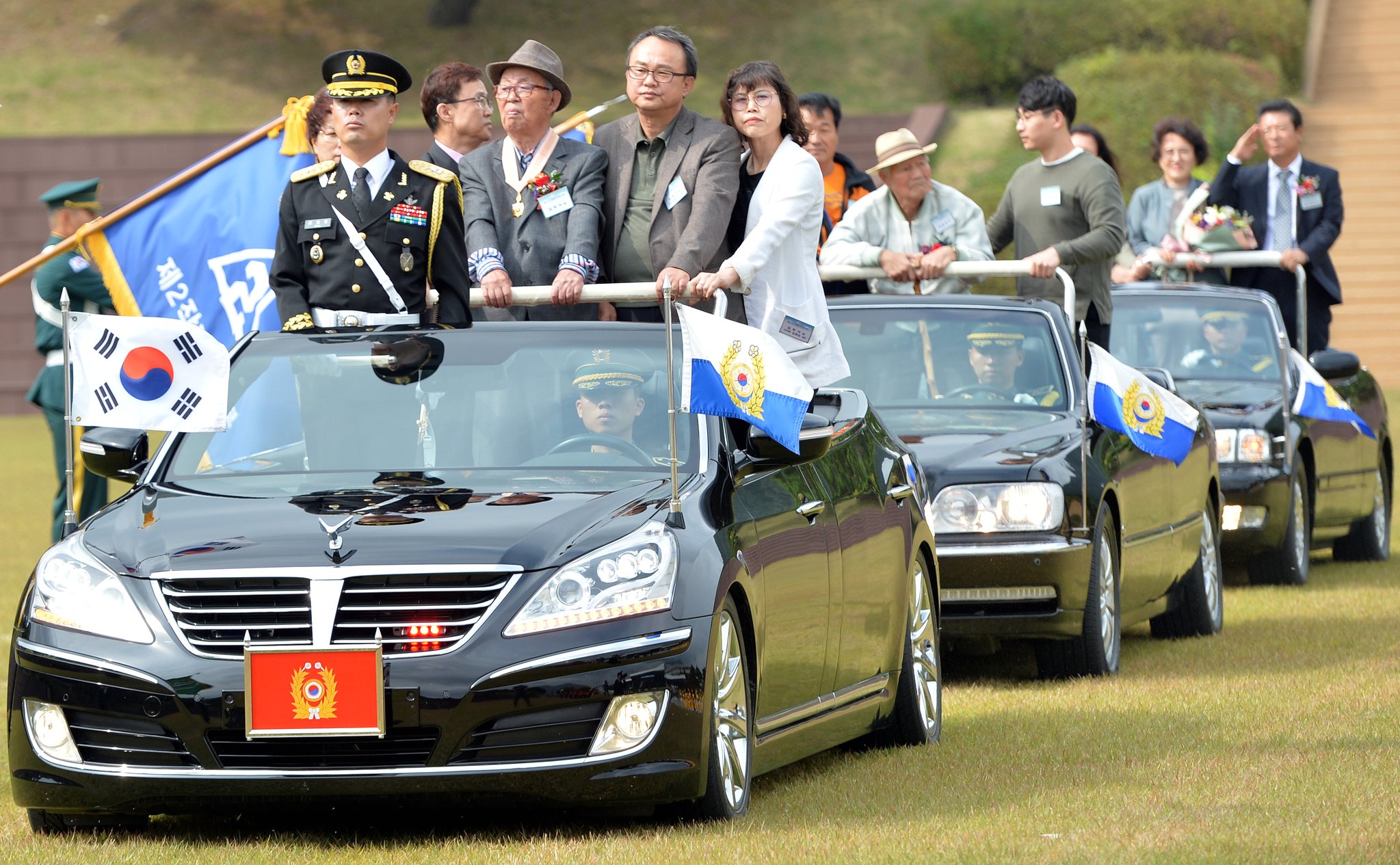 무공훈장을 수여 받은 김두식(88) 예비역 중령과 백금봉(88) 예비역 하사 등 가족들이 무개차를 타고 열병하고 있다. 프리랜서 김성태