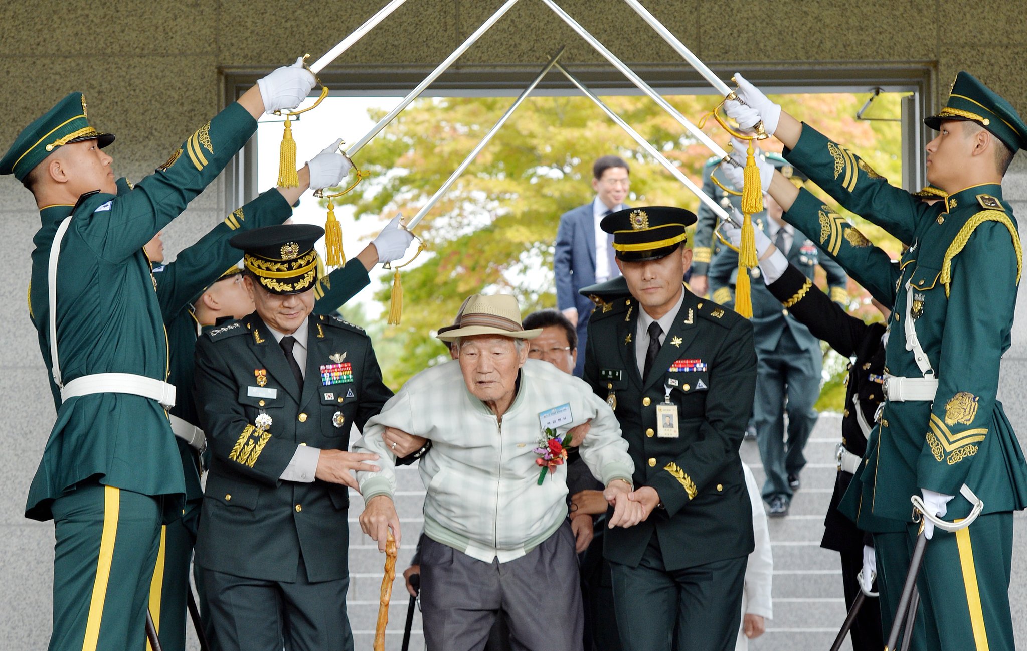 백금봉(88) 예비역 하사(당시 일병)가 서욱 육군참모총장(왼쪽)의 부축을 받으며 입장하고 있다. 프리랜서 김성태