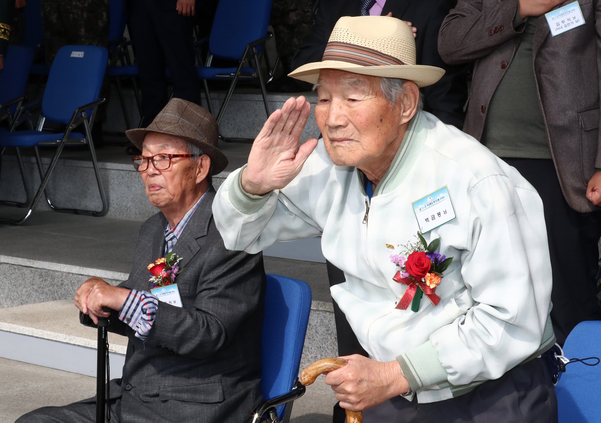 백금봉(88) 예비역 하사(당시 일병)가 국민의례 때 경례를 하고 있다. [연합뉴스]