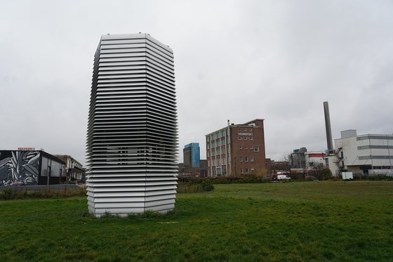 네덜란드 로테르담 단 로세하르데 스튜디오 뒤에 설치된 스모그 프리 타워. 천권필 기자