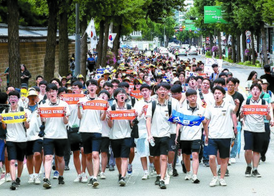 지난 7월 자사고학부모연합회의 주최로 열린 집회에서 참가자들이 청와대 방향으로 행진하고 있다. 장진영 기자