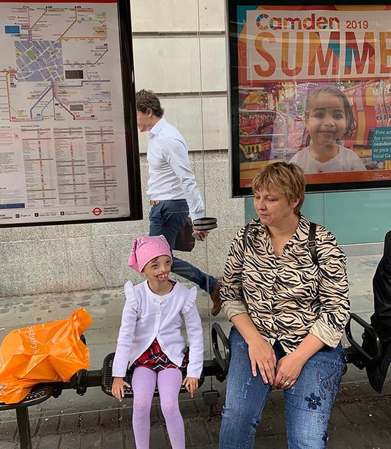 아래턱 형성수술을 받기 위해 영국 런던에 도착한 안면기형 소녀 다리나(왼쪽)와 엄마 엘레나. 지난 8월 중순 성공적으로 수술을 마친 다리나는 몇개월 뒤 위턱과 입술 형성수술을 받기 위해 다시 런던으로 향한다. 수술비 모금활동이 현재 진행중이다. [시베리안 타임스 캡처]