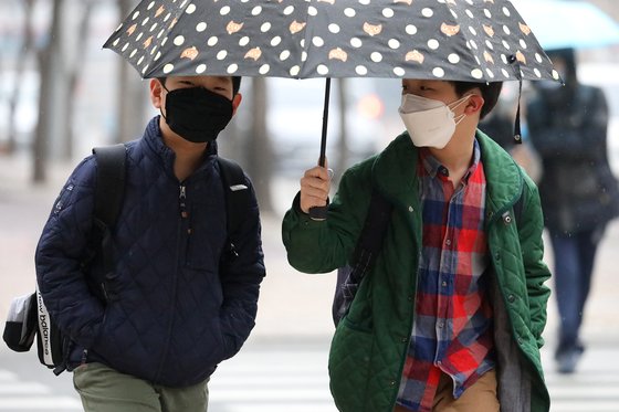 대구·경북에 최악의 미세먼지 공습이 계속된 지난 3월 6일 오전 대구 도심의 한 횡단보도에서 마스크를 쓴 초등학생들이 발걸음을 재촉하고 있다. [뉴스1]