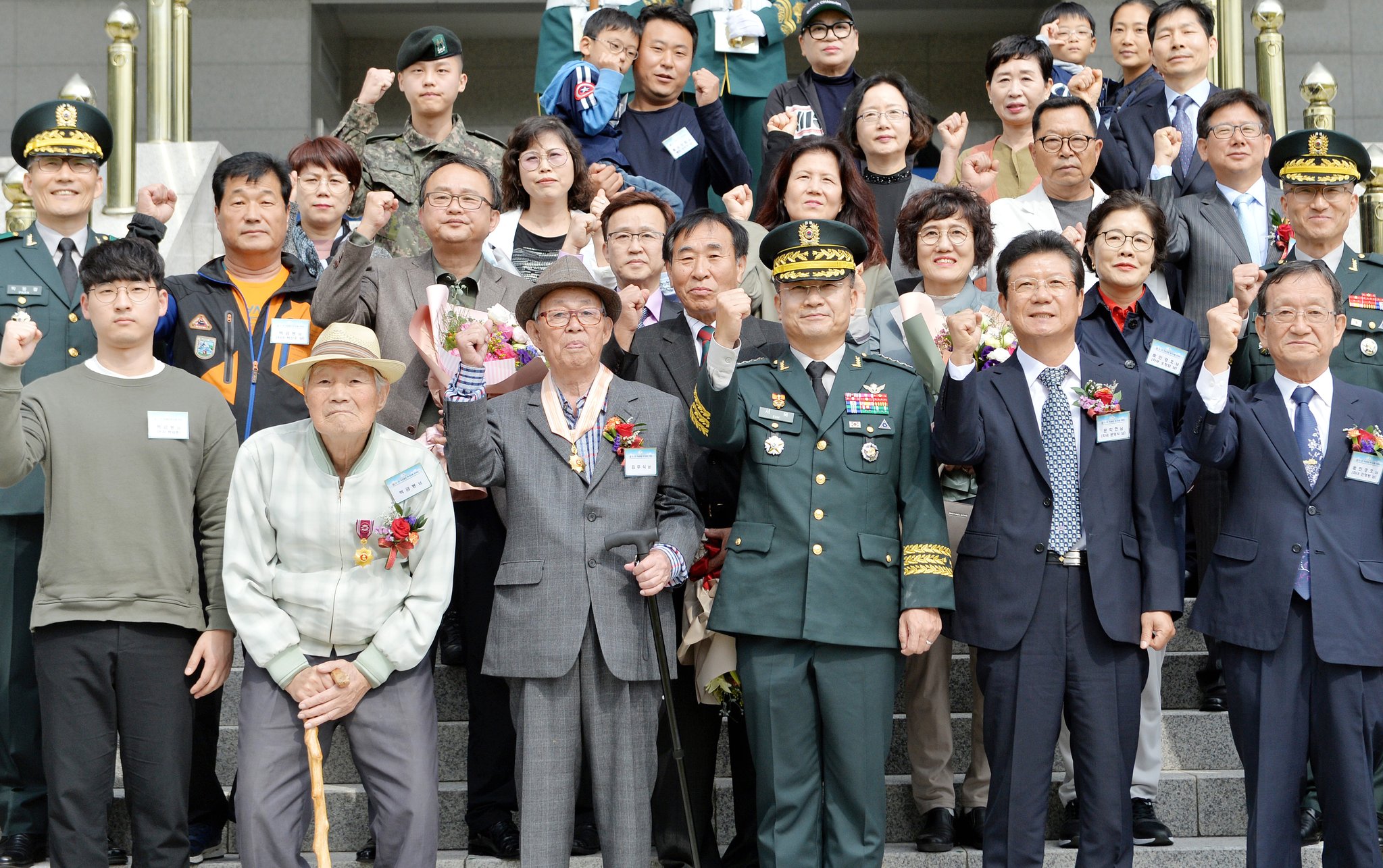 무공훈장을 받은 백금봉 예비역 하사, 김두식 예비역 중령, 서욱 육군참모총장(앞줄 왼쪽 둘째부터) 등 참석자들이 기념촬영을 하고 있다. 프리랜서 김성태
