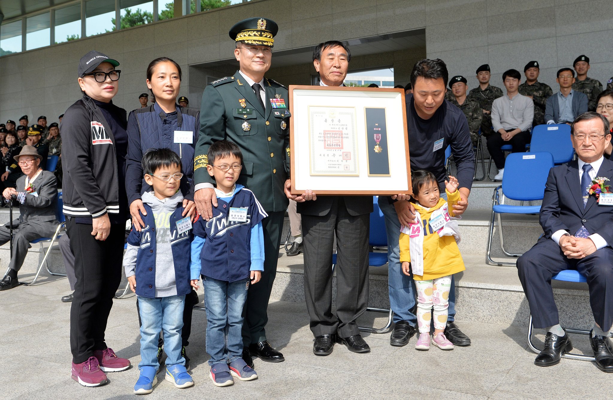 서욱 육군참모총장과 고 공상렬 병장(당시 상병)의 유족들에게 무공훈장을 수여한 뒤 기념촬영을 하고 있다. 프리랜서 김성태