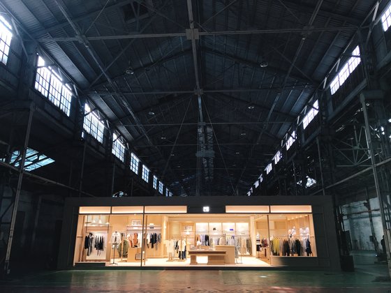 지난 10월 15일 인천 일진전기 공장에서 열린 빈폴 브랜드 리뉴얼 행사의 모습. 윤경희 기자