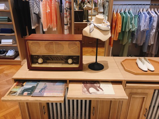 오래된 라디오와 LP로 장식한 매장 디스플레이. 윤경희 기자
