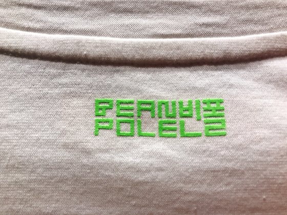 영문과 한글 로고를 프린트로 활용한 티셔츠. 윤경희 기자