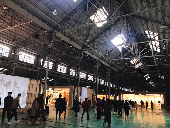 1000평이 넘는 공장 안에 마치 영화 세트장처럼 새로운 빈폴 매장이 설치됐다. 윤경희 기자