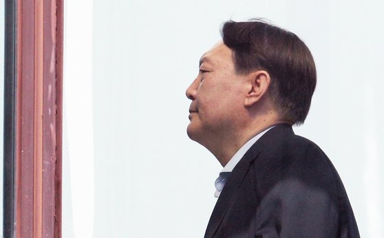 윤석열 검찰총장이 16일 오후 서울 서초구 대검찰청에서 구내식당으로 발걸음을 옮기고 있다. [뉴스1]