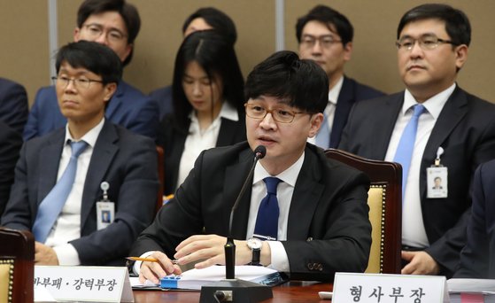 한동훈 대검찰청 반부패강력부장이 17일 서울 대검찰정 국정감사에서 의원들의 질의에 답하고 있다. 우상조 기자