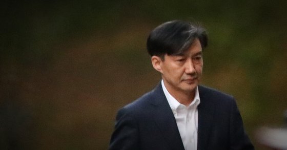 14일 오후 방배동 자택을 나서고 있는 조국 전 법무부 장관. [연합뉴스]