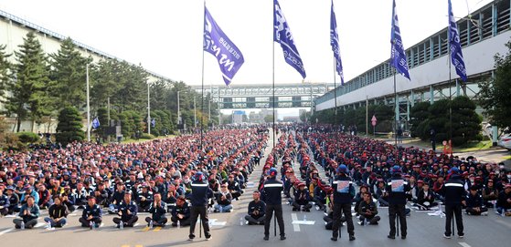 현대제철 노동조합이 16일 오후 충남 당진시 송악읍 당진제철소에서 파업 결의대회를 열고 임금 인상을 촉구하고 있다. [연합뉴스]