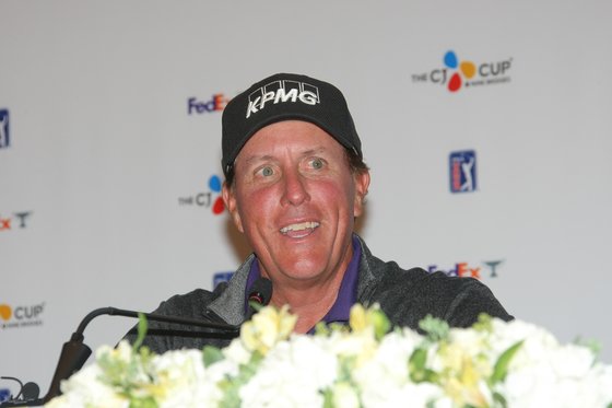 필 미켈슨이 16일 열린 CJ컵 공식 기자회견에서 발언하고 있다. [사진 JNA 골프]