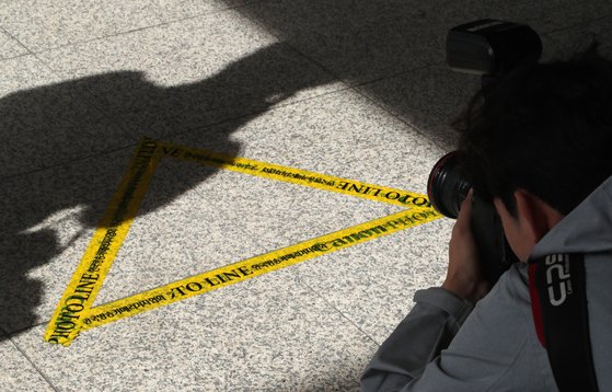 조국 법무부 장관 부인 정경심 동양대 교수가 비공개 소환된 3일 오전 서울중앙지검 출입구 앞에 포토라인이 붙어있다. 최승식 기자