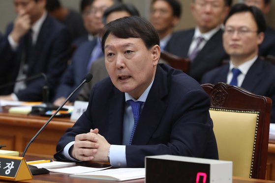 윤석열 검찰총장이 17일 오전 서울 서초구 대검찰청에서 열린 국회 법제사법위원회의 대검찰청에 대한 국정감사에 출석해 의원들 질의에 답하고 있다. [뉴스1]