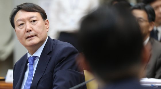 윤석열 검찰총장이 17일 서울 서초구 대검찰청에서 열린 국회 법제사법위원회의 대검찰청에 대한 국정감사에서 무소속 박지원 의원 질의에 답하고 있다. [연합뉴스]