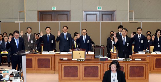 윤석열 검찰총장(왼쪽)이 17일 오전 서울 서초동 대검찰청에서 열린 국회 법제사법위원회의 대검찰청에 대한 국정감사에서 선서를 하고 있다. [뉴스1]