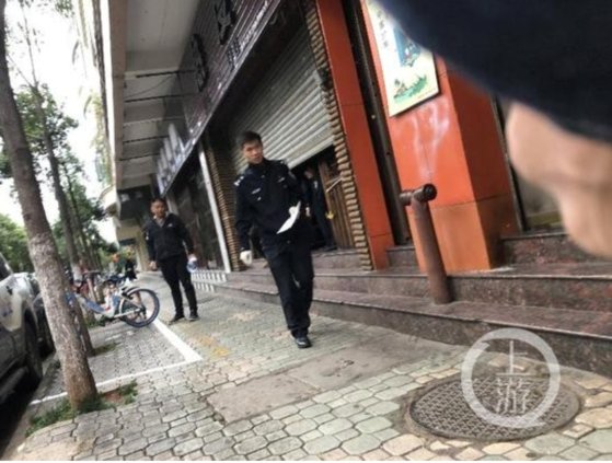 10월 14일 오후 2시 쿤밍 경찰이 사건이 일어난 술집에 들어가 재조사를 하고 있다. [상류신문 캡쳐]