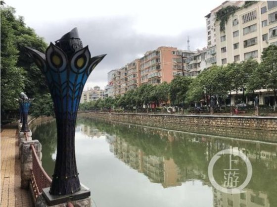 고 이심초 양이 익사한 판롱강. 강변 바로 옆에 폭행이 벌어진 술집이 있다. [상류신문 캡쳐]