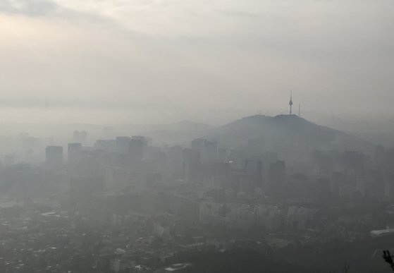 초미세먼지가 나쁨 수준을 보인 지난 1일 오전 서울 종로구 인왕산 정상에서 내려다본 서울 도심이 뿌옇다. [연합뉴스]