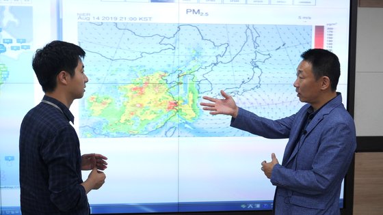 중앙일보와 인터뷰 중인 이대균 국립환경과학원 대기질통합예보센터장. 천권필 기자