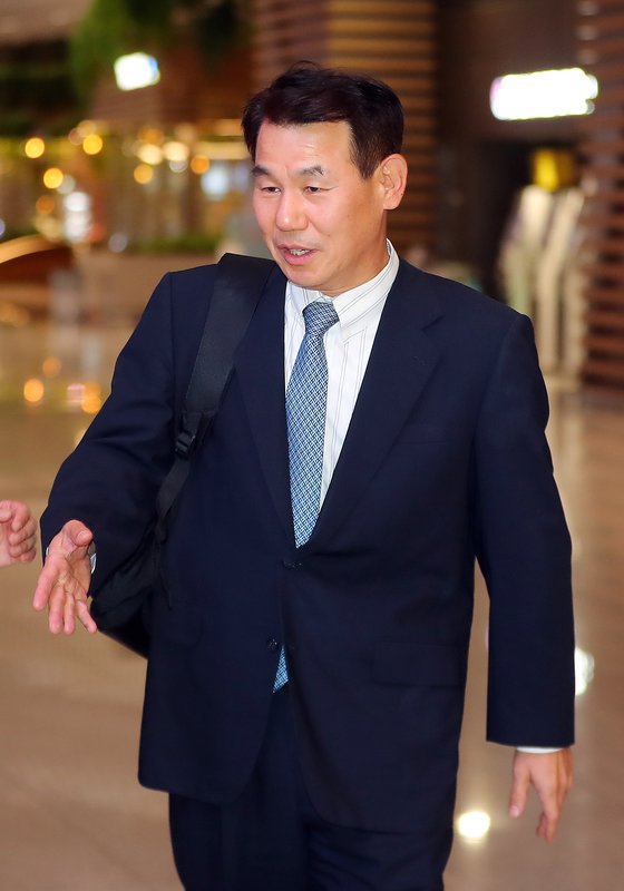 정은보 한·미 방위비분담협상대사 등 방위비 협상팀이 22일 인천국제공항을 통해 미국 하와이 호놀룰루로 출국하고 있다. 한미 외교당국은 22일(현지시간) 미국 하와이에서 비공개 만찬을 시작으로 제11차 한·미 방위비분담특별협정(SMA) 체결을 위한 2차 회의에 돌입한다. [뉴스1]