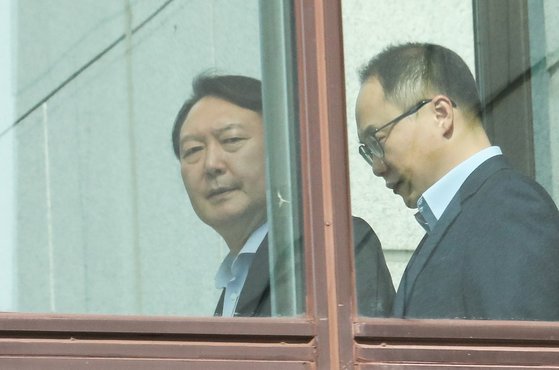 윤석열 검찰총장이 21일 오후 서울 서초구 대검찰청에서 점심식사를 하기 위해 이동하고 있다. [뉴스1]