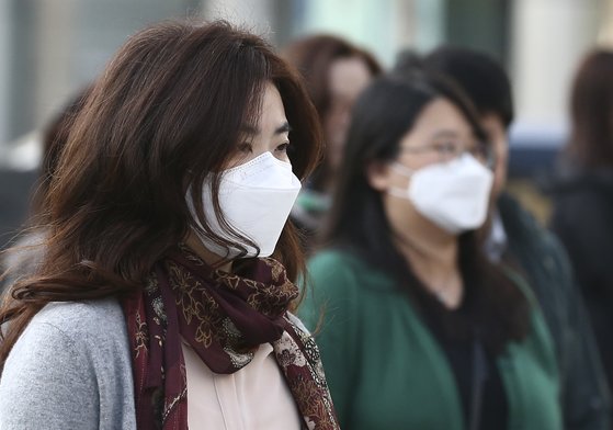 수도권 전역에서 고농도 미세먼지 '예비저감조치'가 시행된 21일 오전 시민들이 마스크를 쓰고 출근하고 있다.  임현동 기자