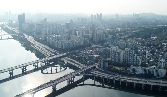 수도권 전역에서 고농도 미세먼지 '예비저감조치'가 시행된 지난 21일 오후 서울 한강에서 바라본 서울 시내가 뿌연 미세먼지에 싸여 있다. [연합뉴스]