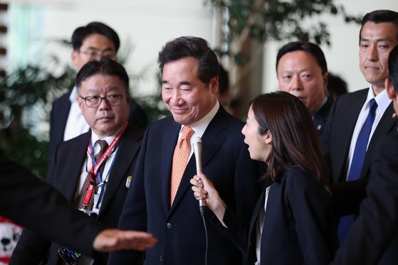 이낙연 국무총리가 24일 오전 일본 도쿄(東京) 총리관저에서 아베 신조(安倍晋三) 총리와 면담을 마친 후 이동하고 있다. [연합뉴스]