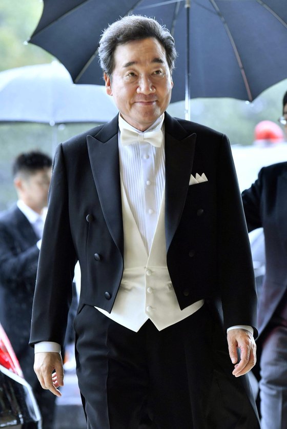 이낙연 국무총리가 나루히토(德仁) 일왕의 즉위를 알리는 행사에 참석하기 위해 22일 오후 일본 도쿄(東京) 소재 고쿄(皇居)의 규덴(宮殿)에 도착해 이동하고 있다. [교도=연합뉴스]