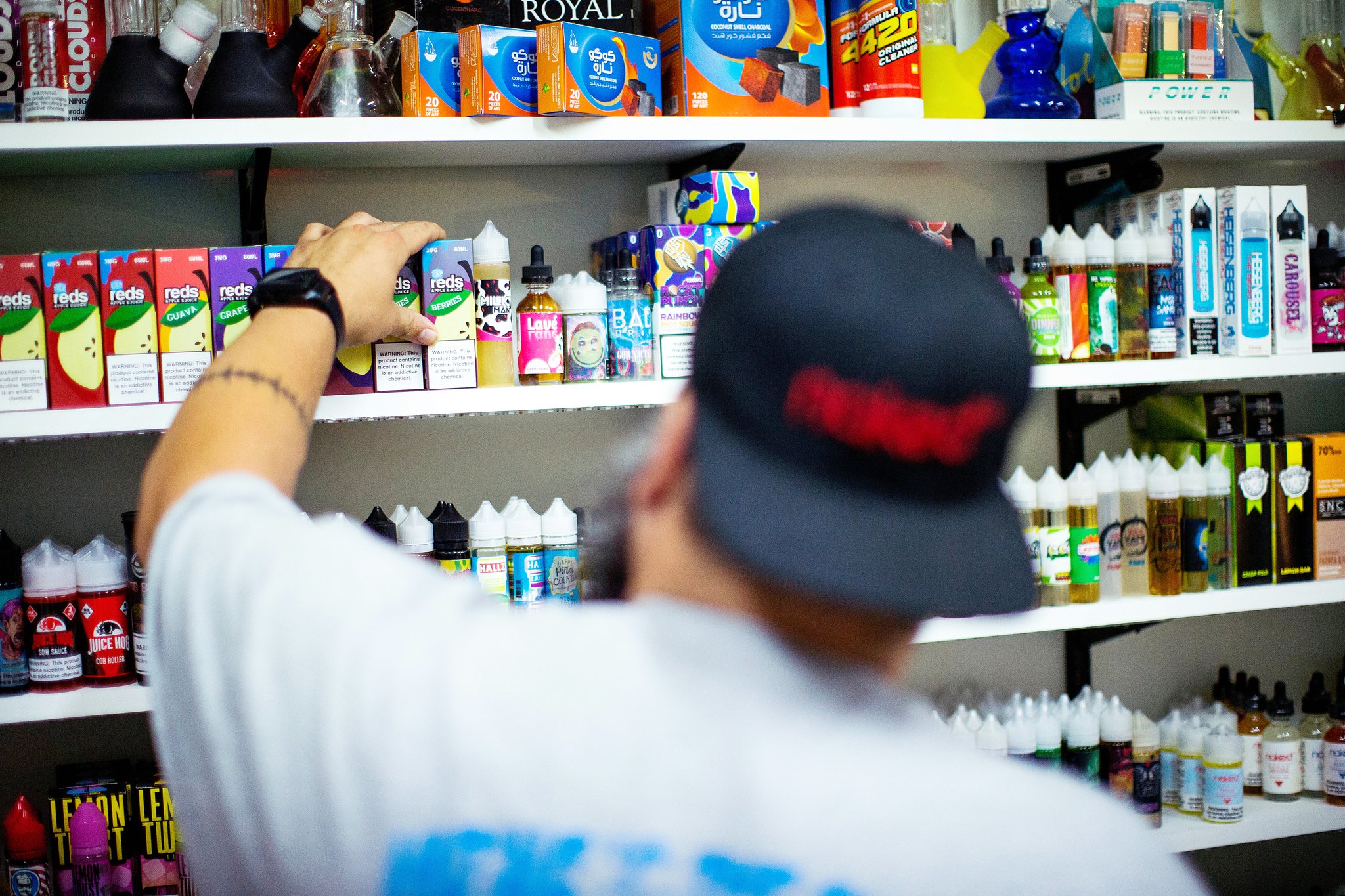 미국 뉴저지 주의 한 상점 점원이 전자담배를 정리하고 있다. [로이터=연합뉴스]