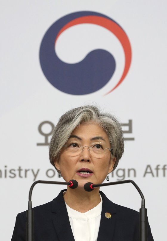 강경화 외교부장관이 24일 오전 서울 도렴동 외교부청사에서 외교 현안 관련 브리핑을 하고 있다. [뉴스1]