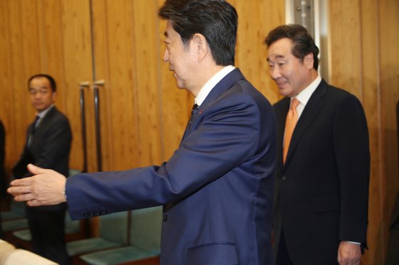 이낙연 국무총리가 24일 오전 일본 도쿄(東京) 총리관저에서 아베 신조(安倍晋三) 총리에게 자리를 안내받고 있다. [연합뉴스]