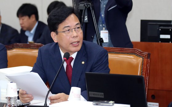 자유한국당 송언석 위원이 25일 오전 서울 여의도 국회에서 열린 운영위원회 국정감사에서 최영애 국가인원위원장에게 질의하고 있다.변선구 기자
