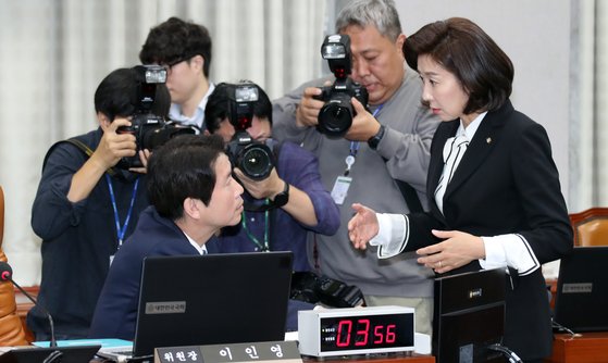 국회 운영위원장인 이인영 더불어민주당 원내대표(왼쪽)가 25일 오전 서울 여의도 국회에서 열린 운영위원회 국정감사에서 나경원 자유한국당 원내대표와 이야기를 나누고 있다. 변선구 기자