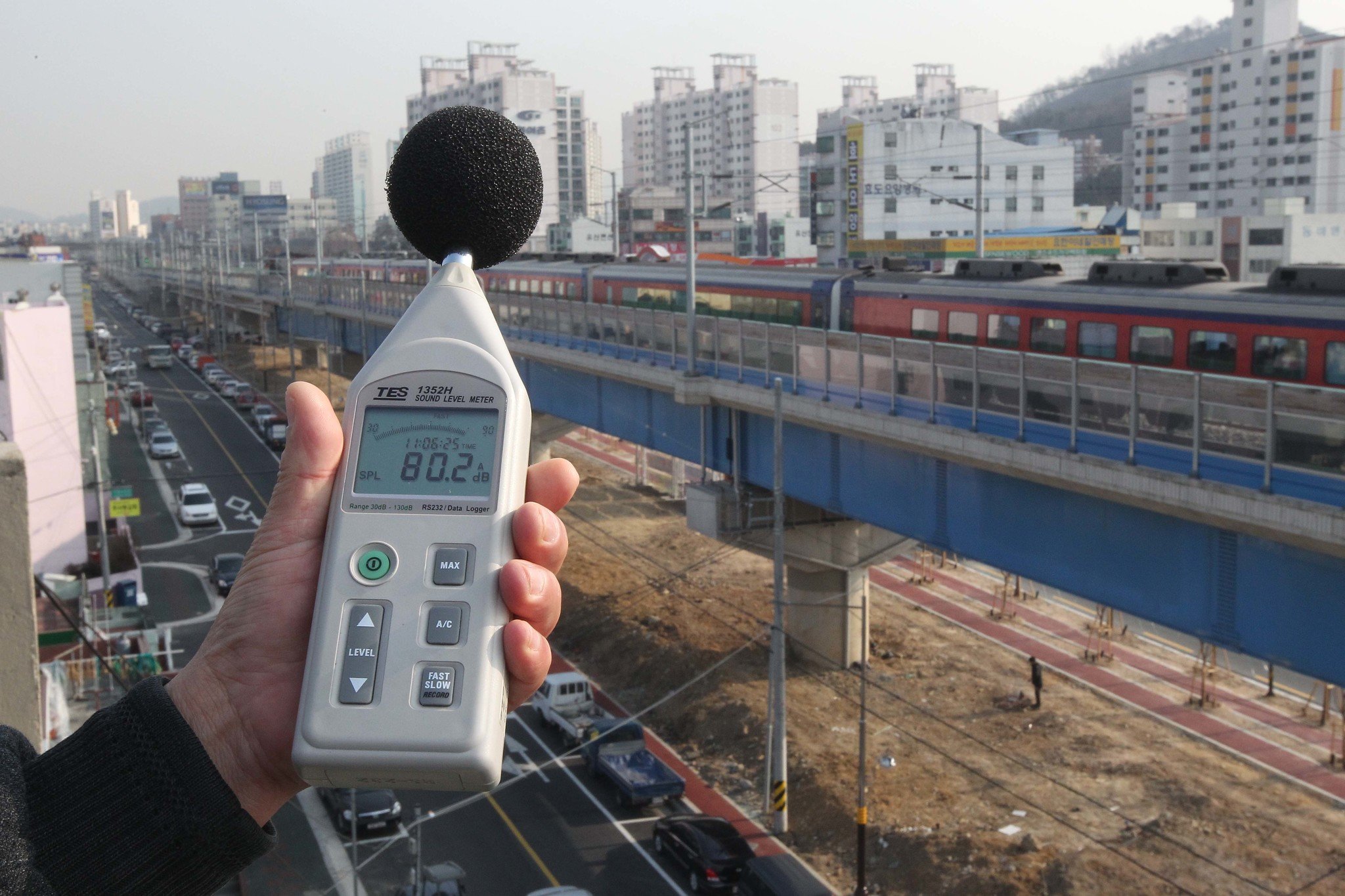 경남 창원시 구암동 고가철도 소음측정. [중앙포토]