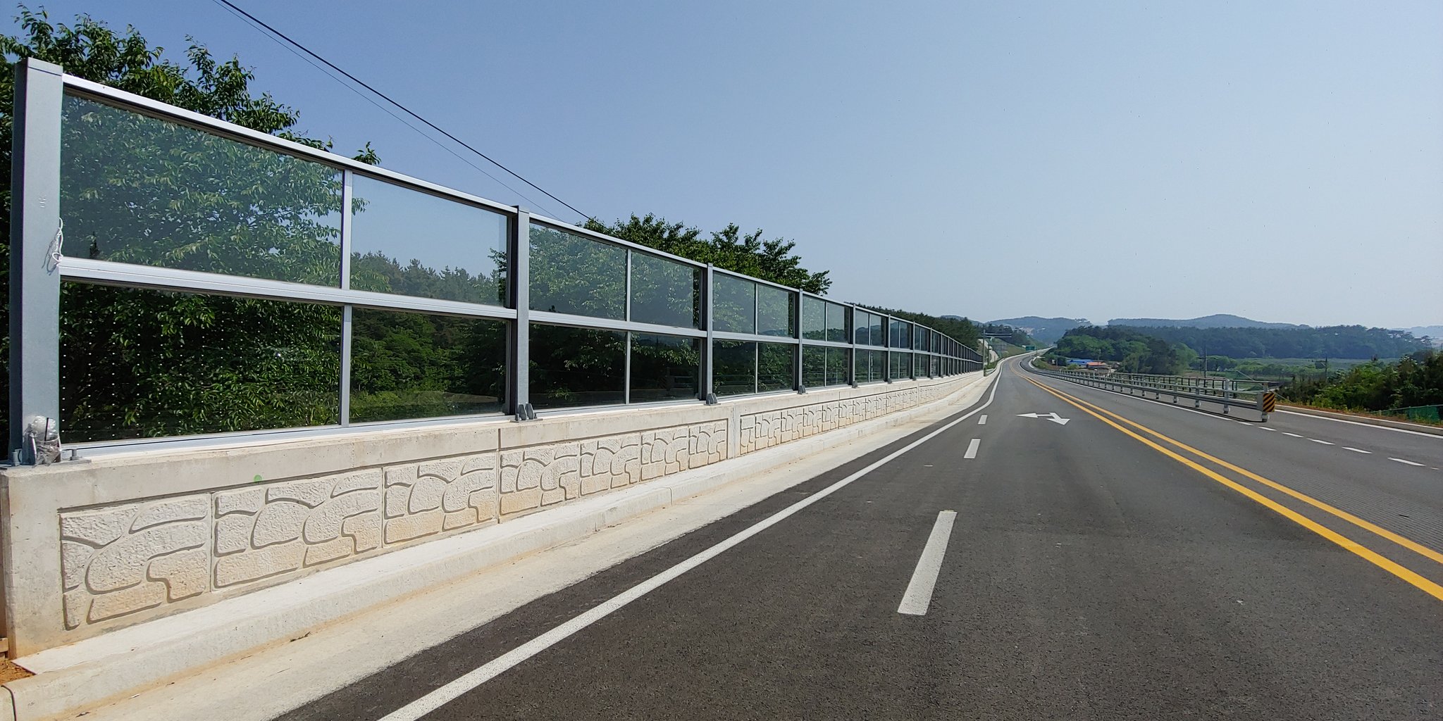 녹색연합은 지난 6월 조류충돌 사고가 지속적으로 발생되는 충남 서산시 649번 지방도로 투명 방음벽에 시민들과 충돌방지 스티커를 부착했다. 녹색연합은 이 캠페인을 통해 고잠교차로 구간 방음벽에서 연간 100마리 이상 새들의 죽음을 막을 수 있다고 설명했다. [녹색연합 제공=뉴스1]