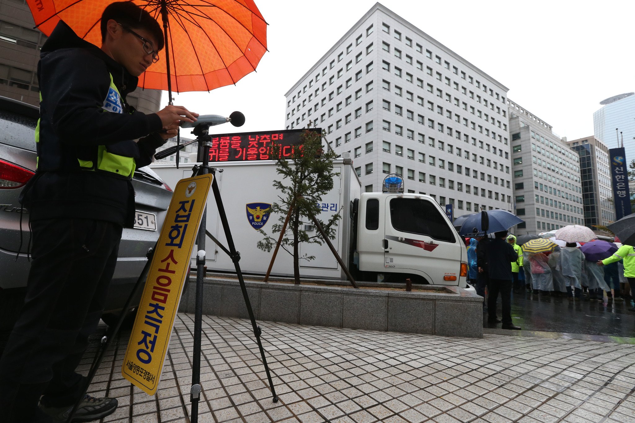영등포 경찰서 집회 소음관리팀이 여의도 새누리당 앞에서 열린 집회에서 소음을 측정하고 있다. [중앙포토]