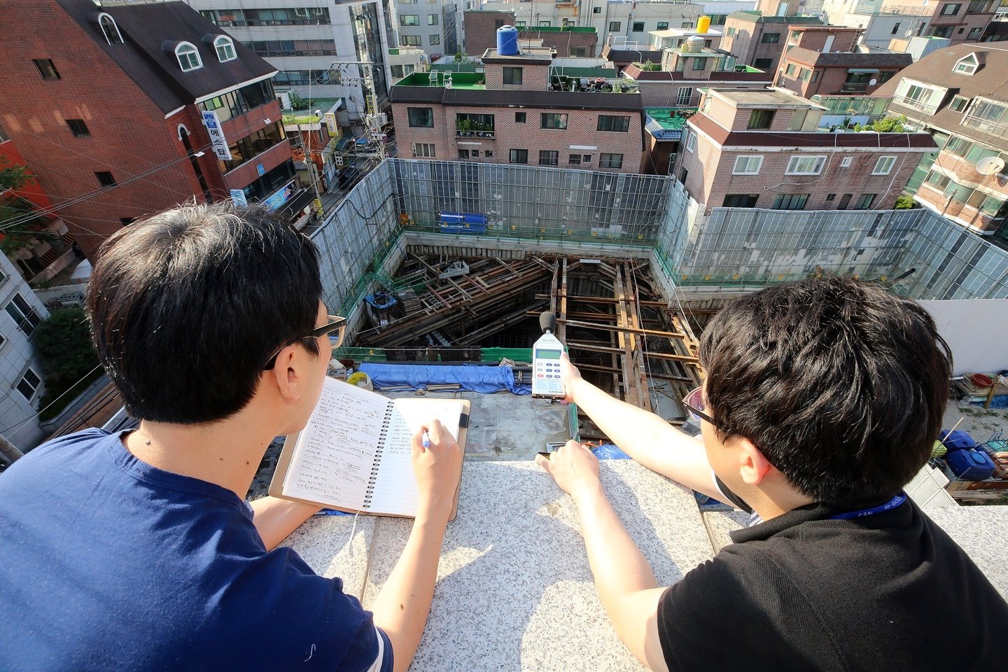 서울 서초구청 건축과 공무원들이 소음 민원이 들어온 건축 현장에서 소음을 측정하고 있다. [사진 서초구청]