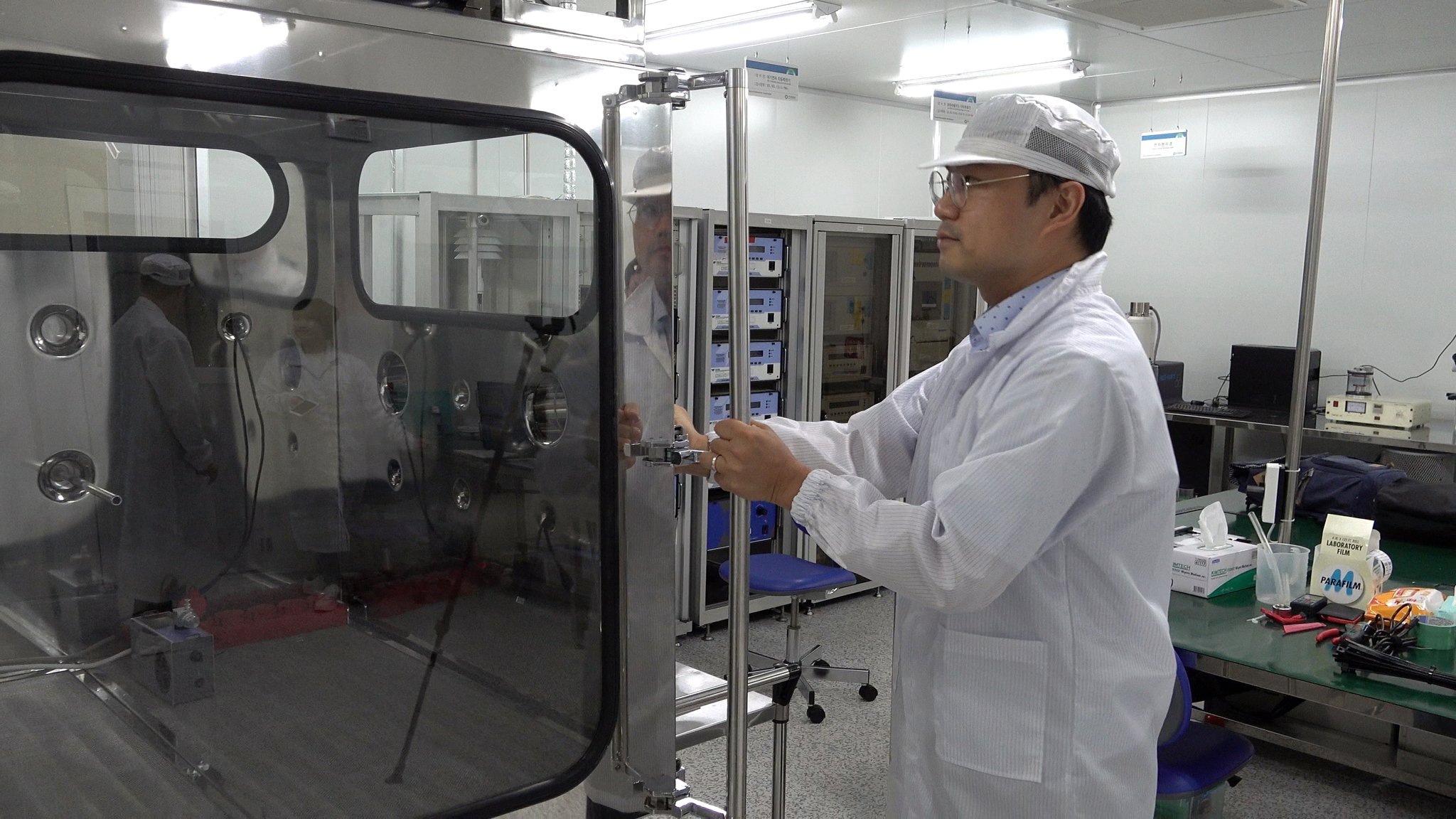 한국환경공단 미세먼지 간이측정기 성능인증시설에서 실내 체임버를 이용해 미세먼지 간이측정기의 성능을 시험하고 있다. 천권필 기자