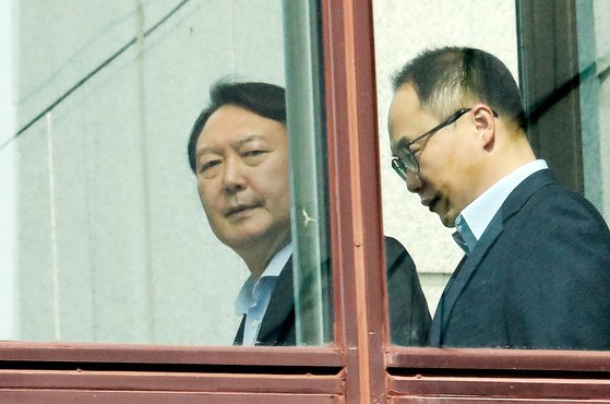 윤석열 검찰총장이 21일 오후 서울 서초구 대검찰청에서 점심식사를 하기 위해 이동하고 있다. [뉴스1]