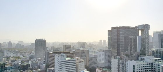 가을 황사로 미세 먼지 주의보가 내려진 29일 오전 서울 종로구 광화문의 한 건물에서 바라본 종로 동대문구 일대. 낮은 하늘은 뿌옇지만, 먼 하늘은 파랗게 보인다. [연합뉴스]