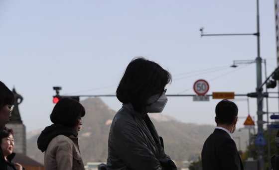 올 가을 첫 황사 영향으로 미세먼지 농도가 나쁨 수준을 보이고 서울에 미세먼지주의보가 발령된 29일 오전 서울 세종대로 사거리에서 마스크를 시민이 발걸음을 재촉하고 있다. [뉴스1]